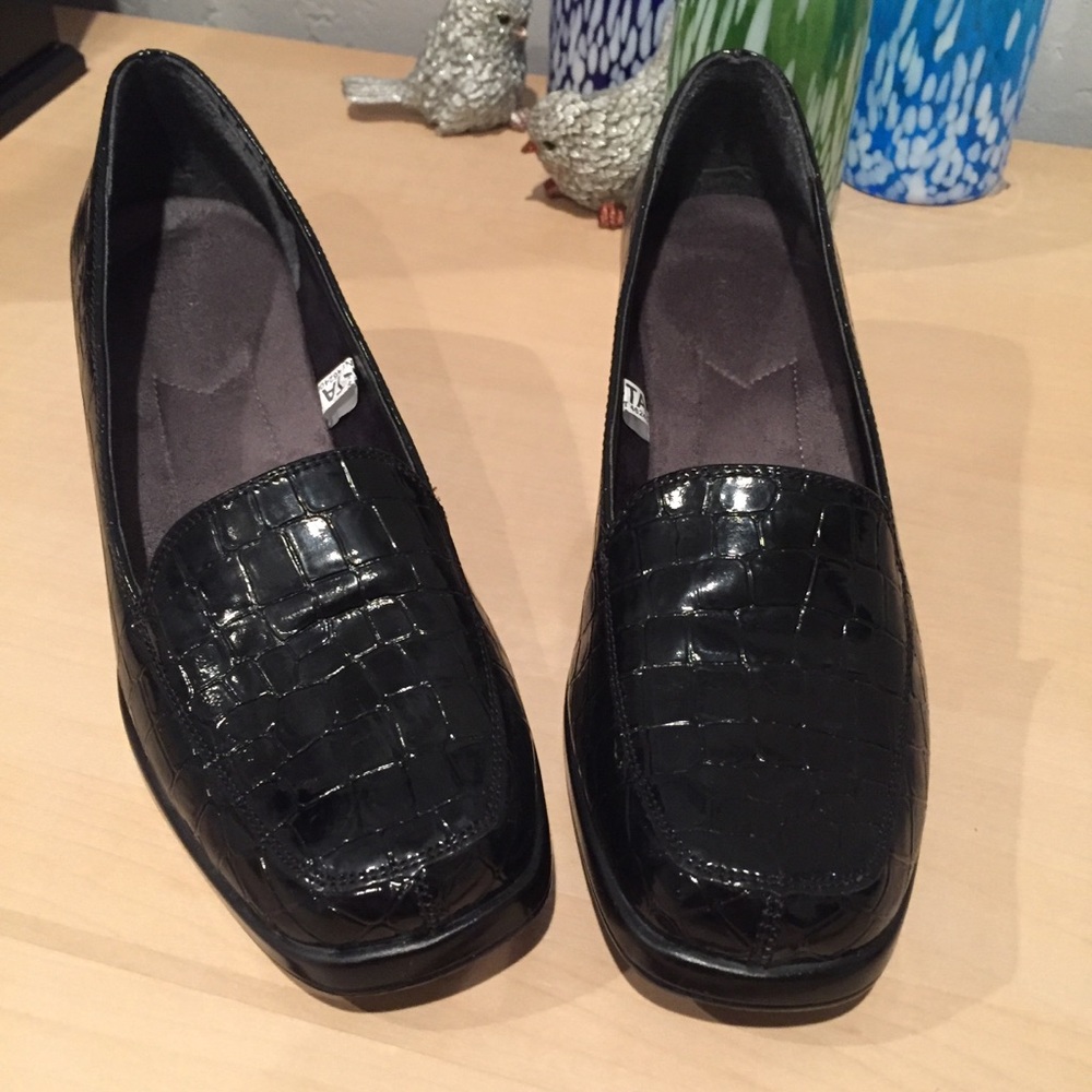 Black “alligator” patent loafer in EUC wedges